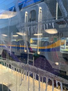 vetro-treno-danneggiato-vandalismo