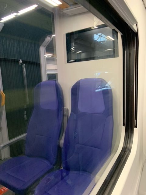 vetro-treno-interno-con-sedile