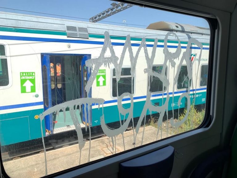 vetro-treno-vandalizzato