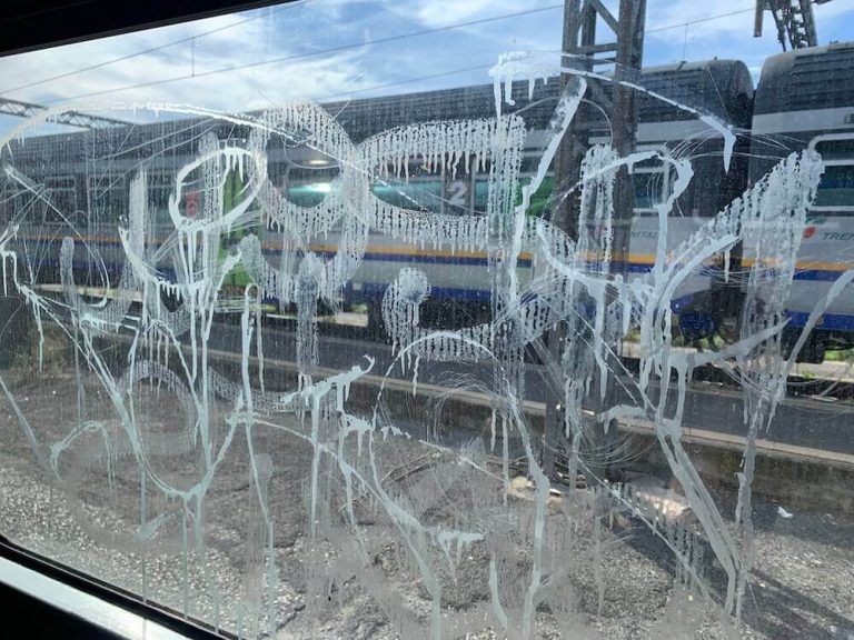 vetro-treno-vandalizzato-con-graffiti